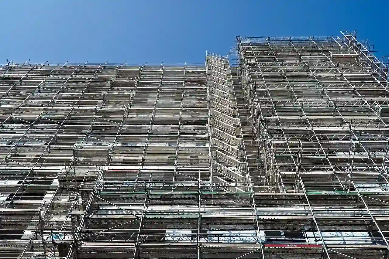 High-rise exterior scaffolding installation provided by Pasadena Scaffolding Rental.