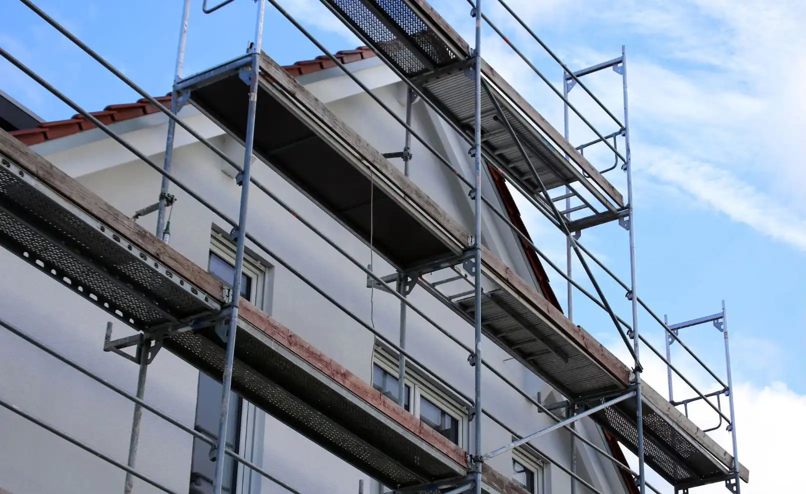 Facade scaffolding installation by Pasadena Scaffolding Rental for exterior building repairs and finishing work