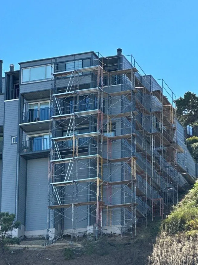 Multi-story apartment scaffolding system installed by Pasadena Scaffolding Rental for exterior renovation and contractor access